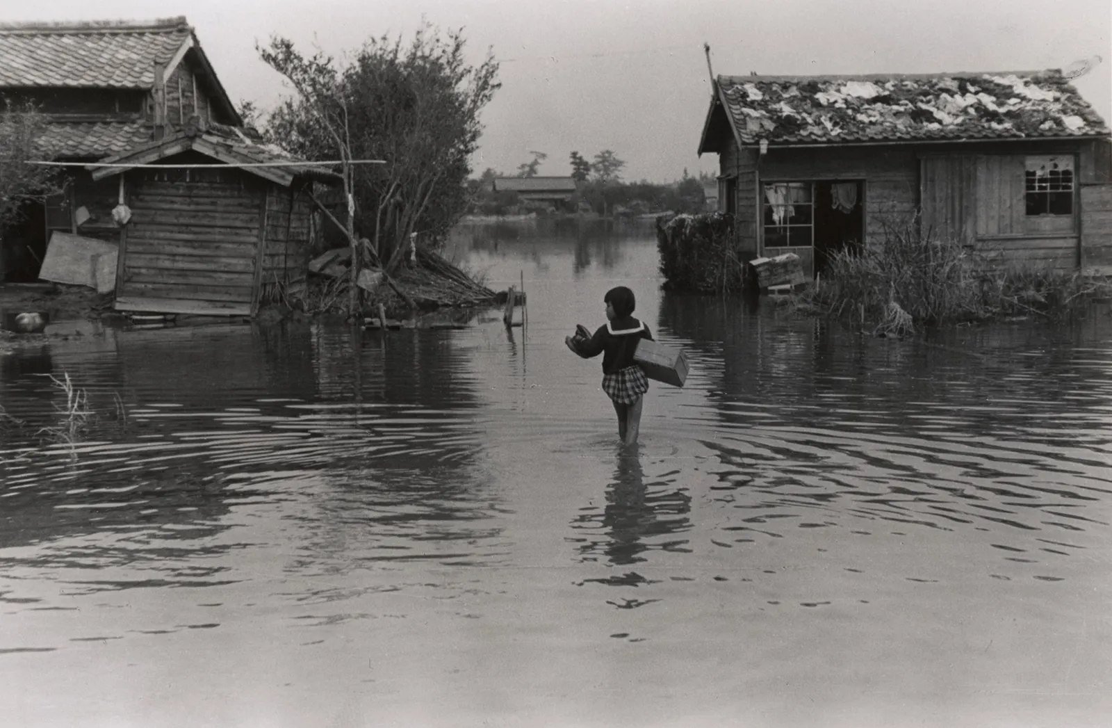 Shomei Tomatsu, On her way back home with box, c. 1955