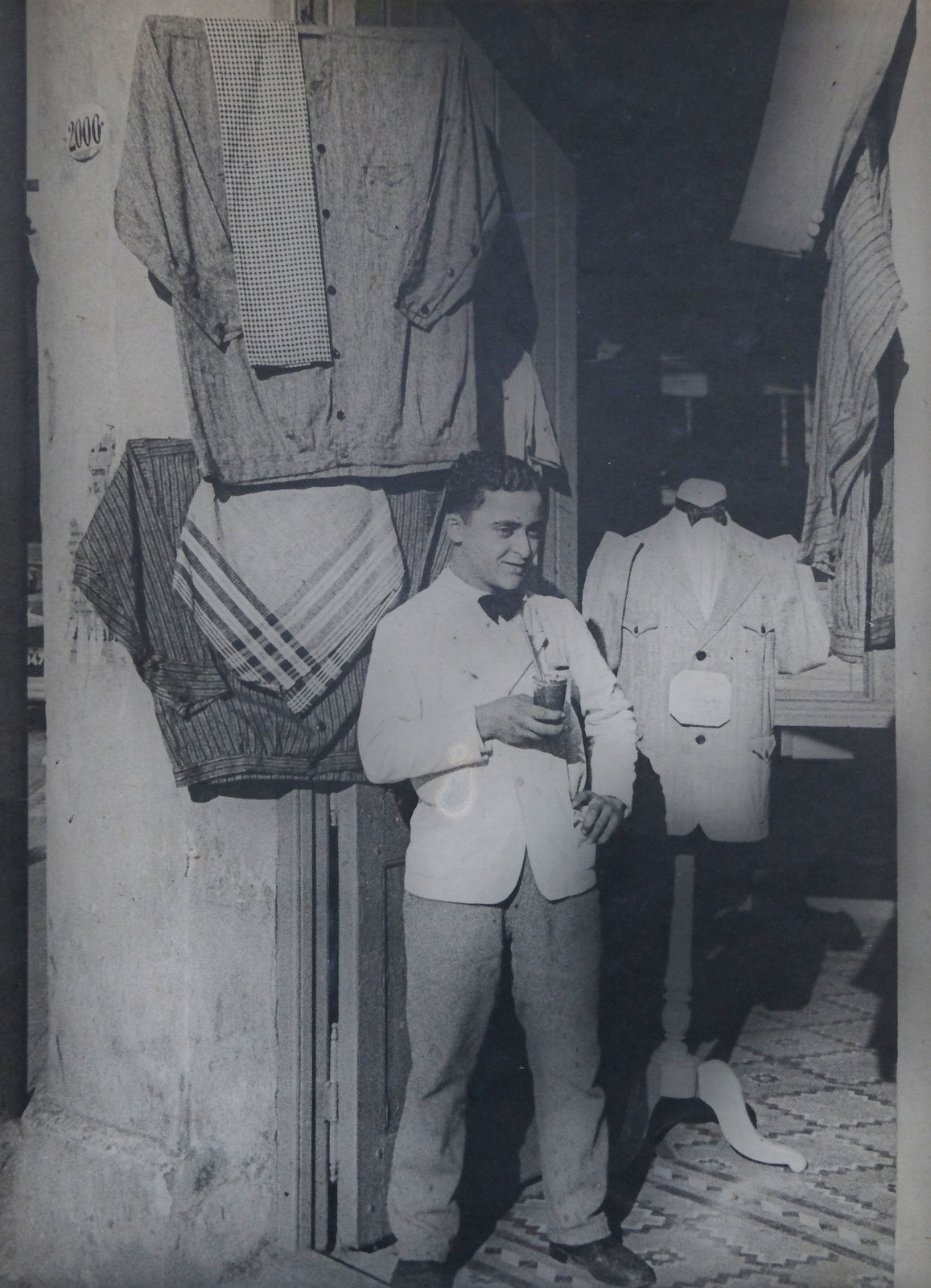 Horacio Coppola, Sastreria en el Barrio de la Boca, Buenos Aires, 1936