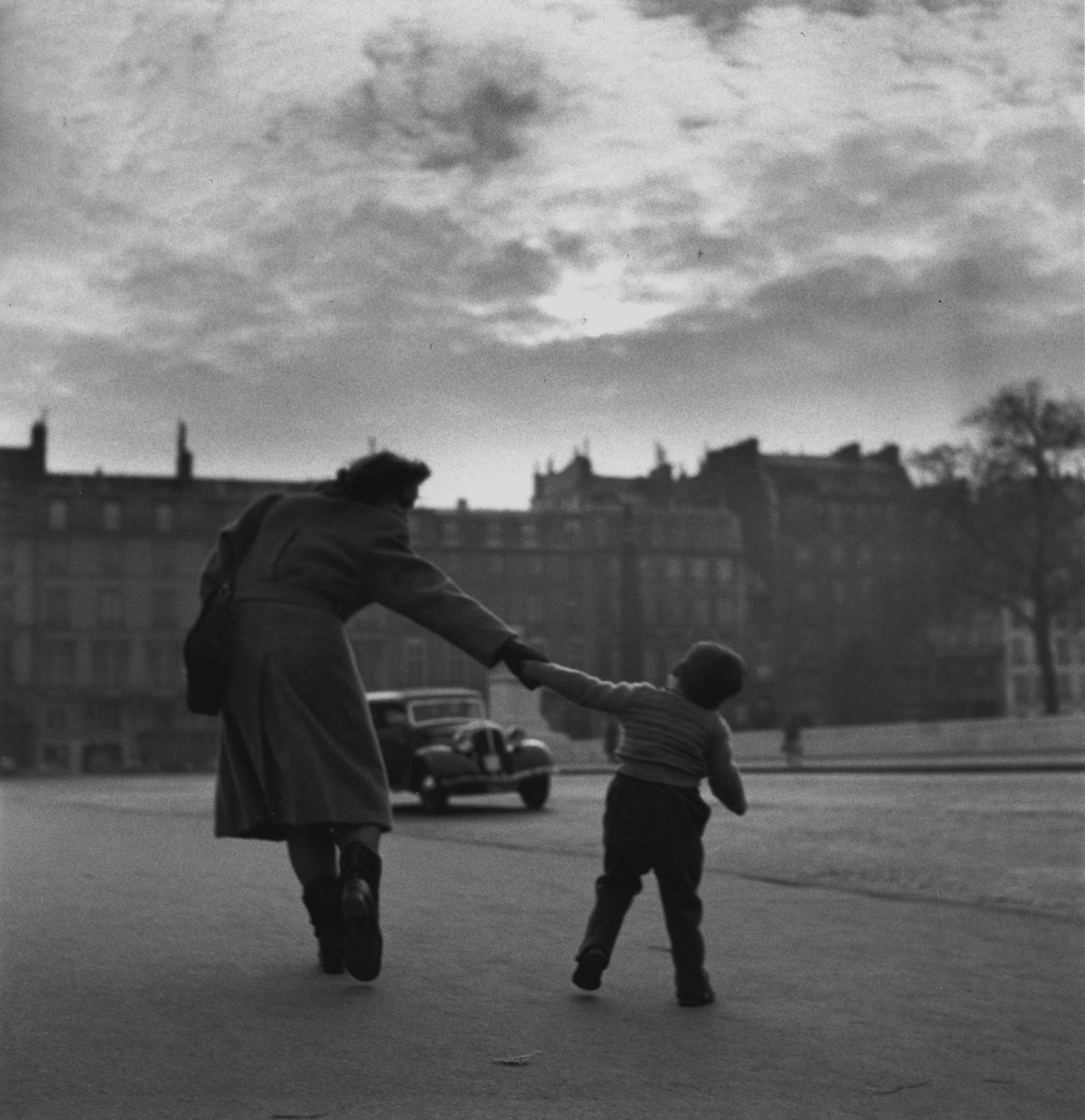 Louis Stettner, Mother and Child Crossing Seine, 1950-51