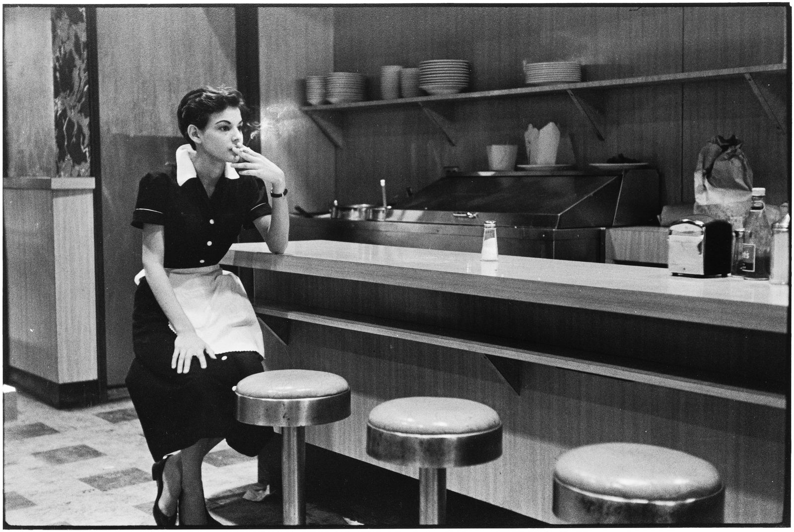 Elliott Erwitt, Waitress, Diner, New York, 1955