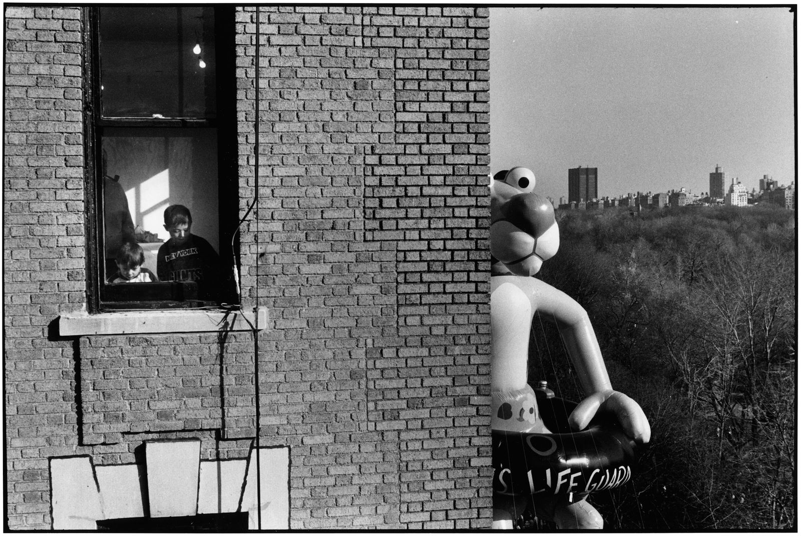 Elliott Erwitt, Macy's Thanksgiving Day Parade balloon, New York City, 1988