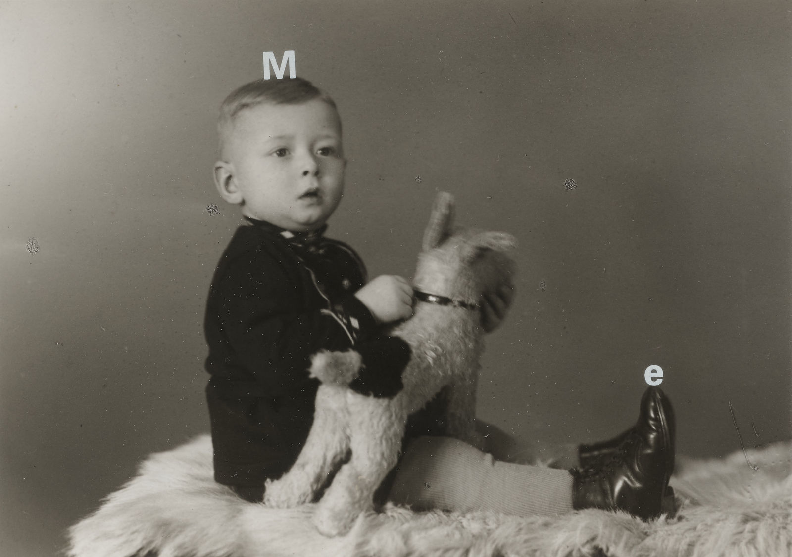 Jonathan Monk, Keep Still (Mr Ed Ruscha 1999), 2004