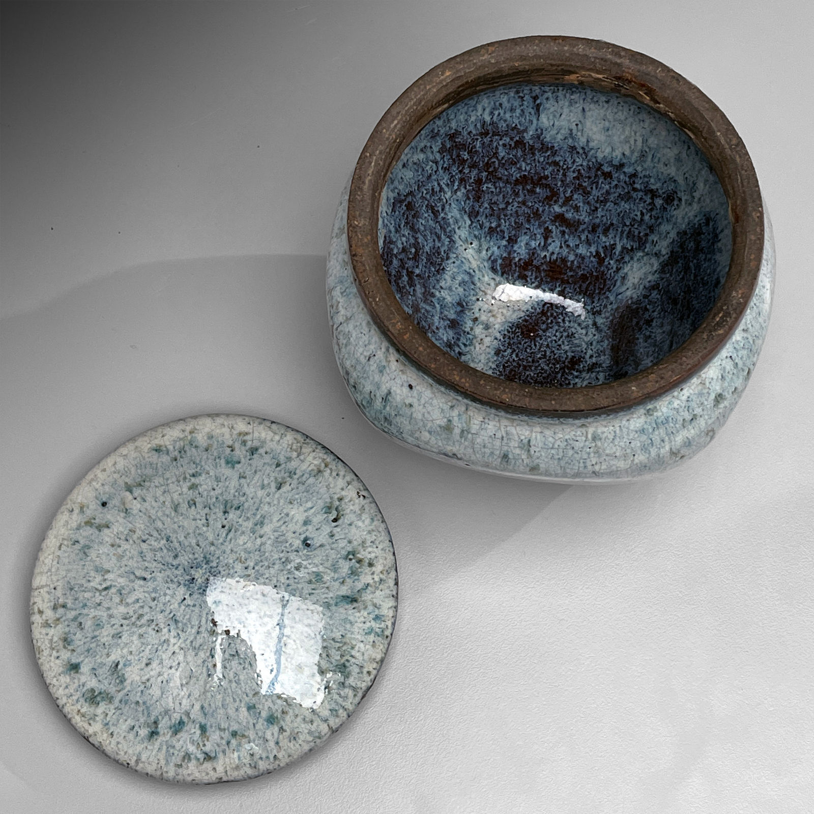 KAWAI KANJIRŌ, Tapering covered jar with squared-off sides and matching round lid in namako ("sea cucumber") glaze, 1930s