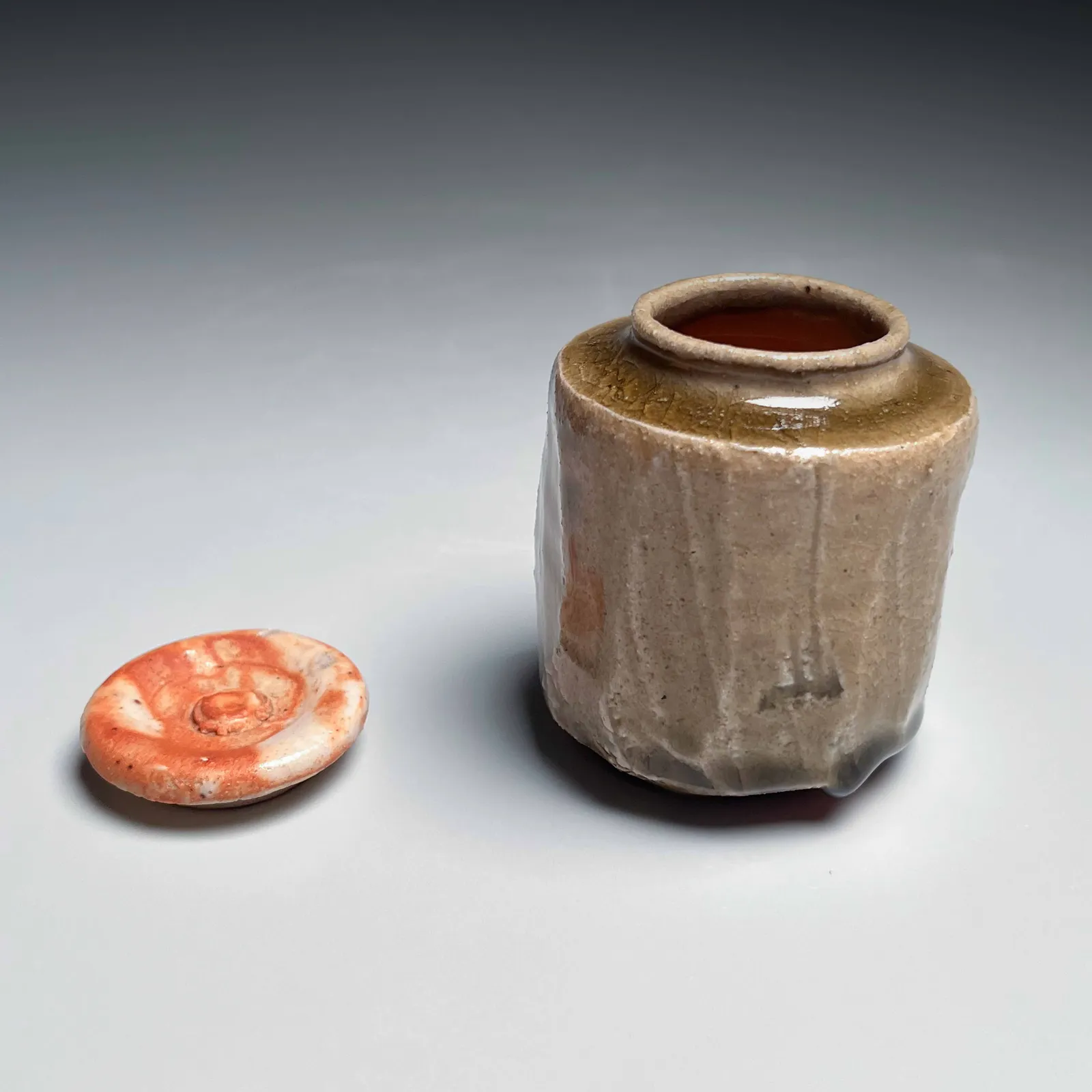 ARAKAWA TOYOZŌ, Ki Seto (yellow Seto) faceted tea caddy with round shino cover, ca. 1970