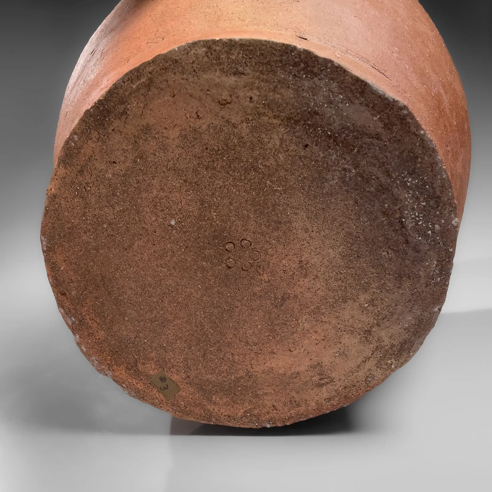 MORI TŌGAKU, Unglazed standing vessel with three-lobed mouth, ca. 1982