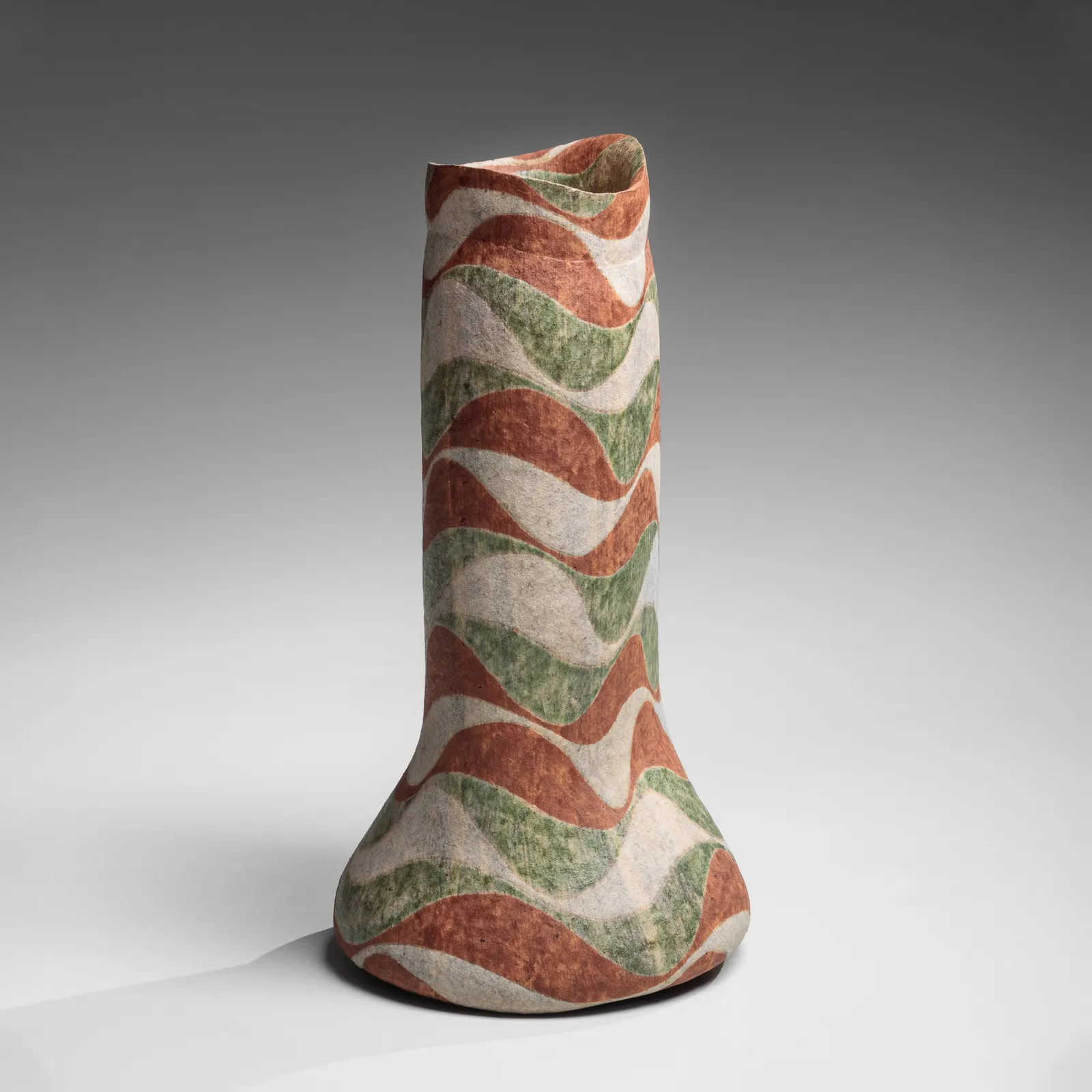 KAMODA SHŌJI, Vessel with undulating red and green wave-like linear banding, 1971