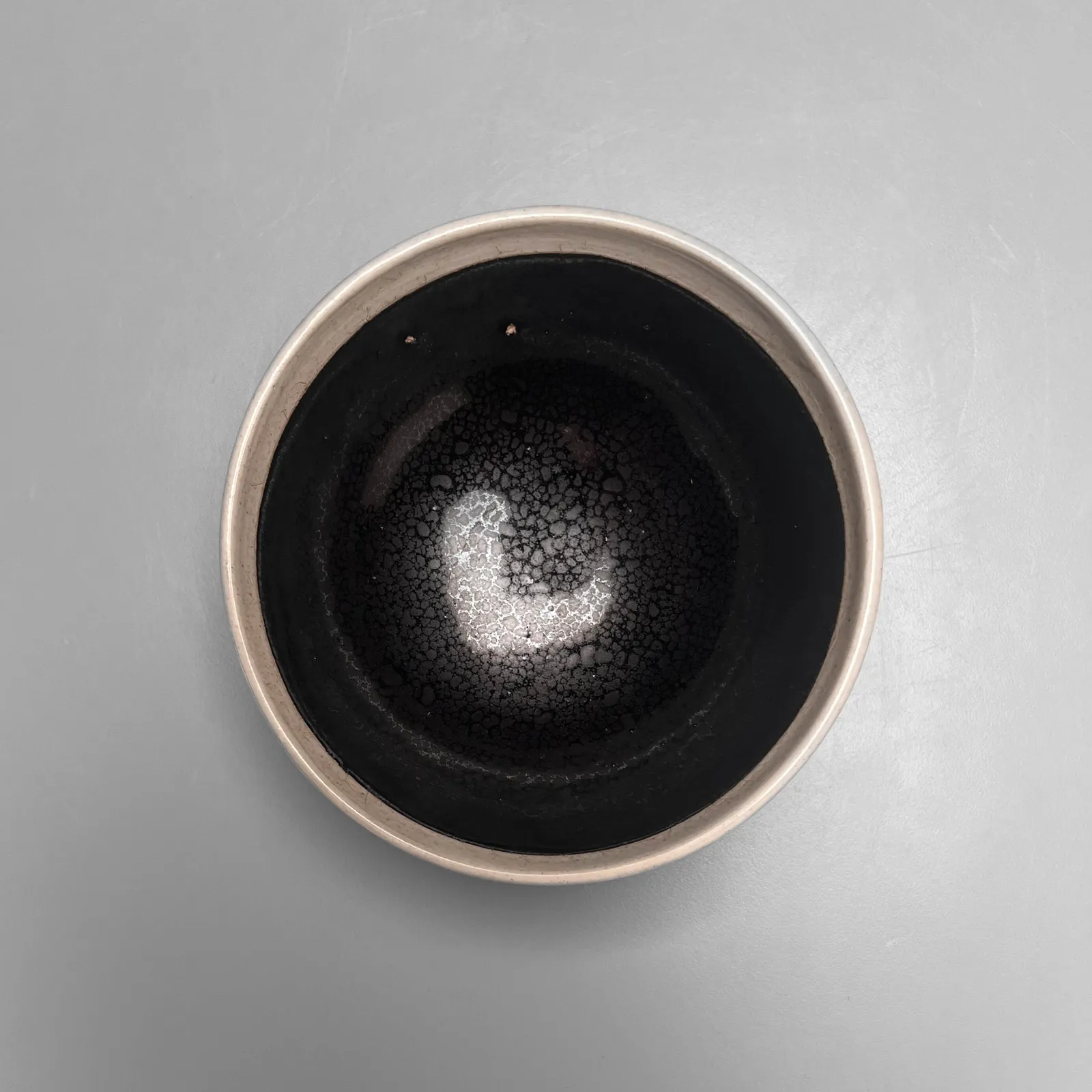 KOYAMA FUJIO, Yuteki-Tenmoku teabowl with white cover ring, 1970s