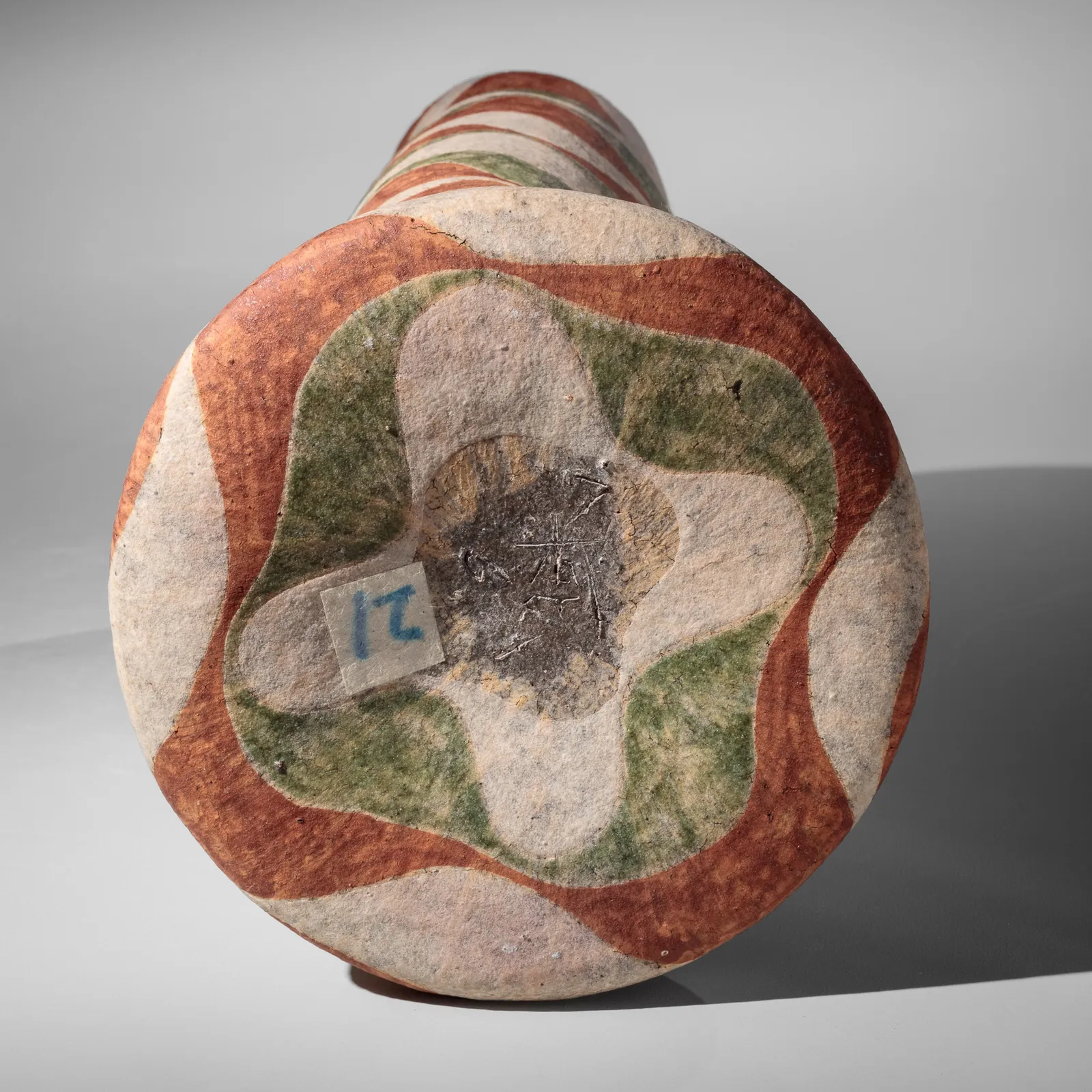 KAMODA SHŌJI, Vessel with undulating red and green wave-like linear banding, 1971