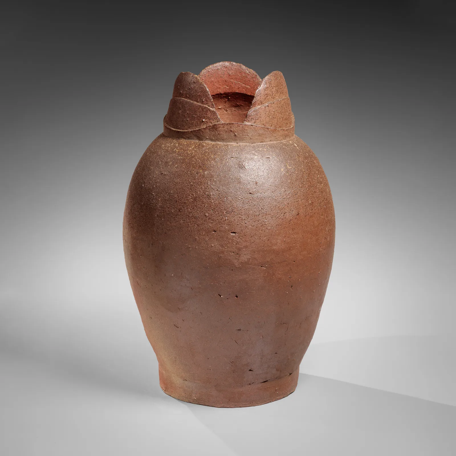 MORI TŌGAKU, Unglazed standing vessel with three-lobed mouth, ca. 1982