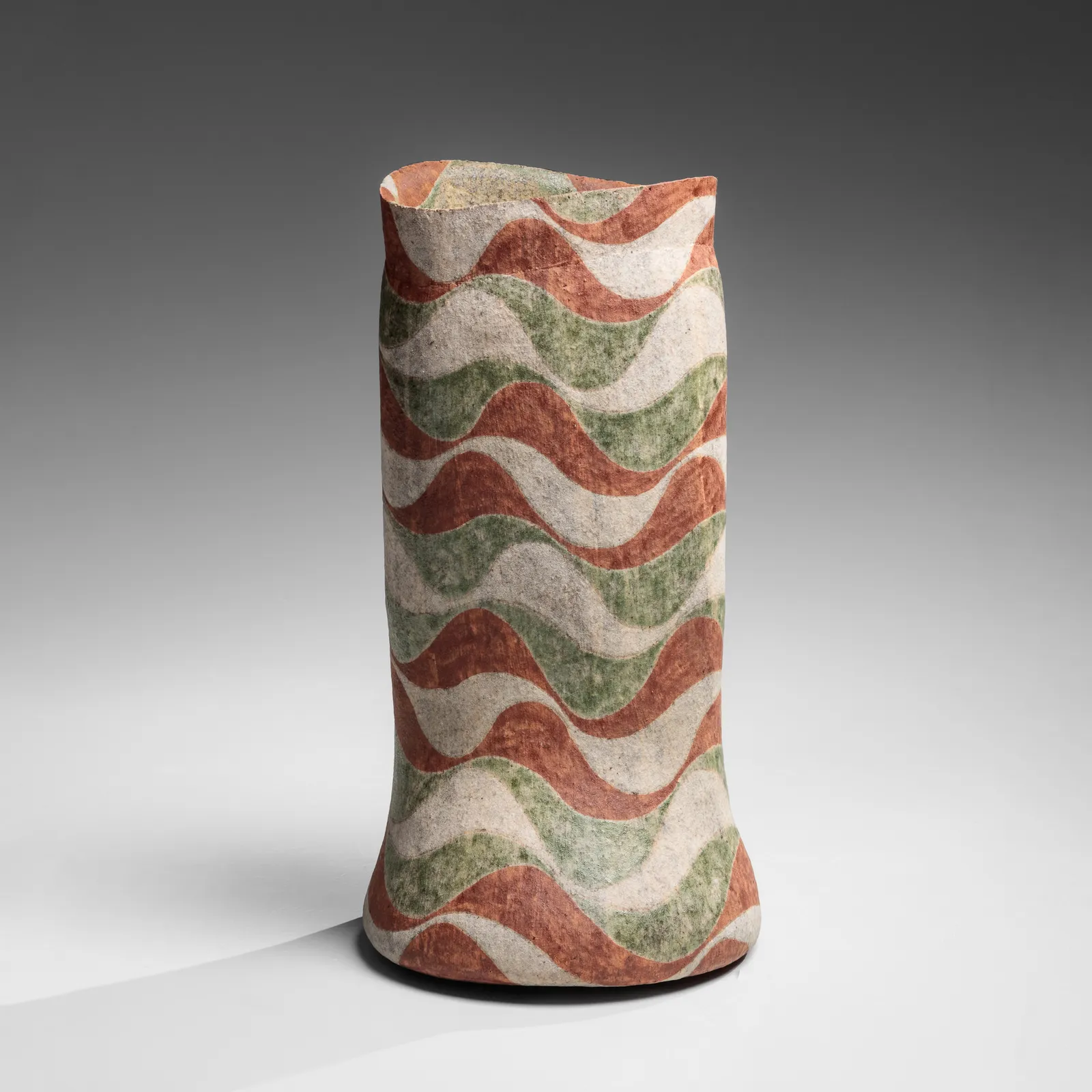 KAMODA SHŌJI, Vessel with undulating red and green wave-like linear banding, 1971