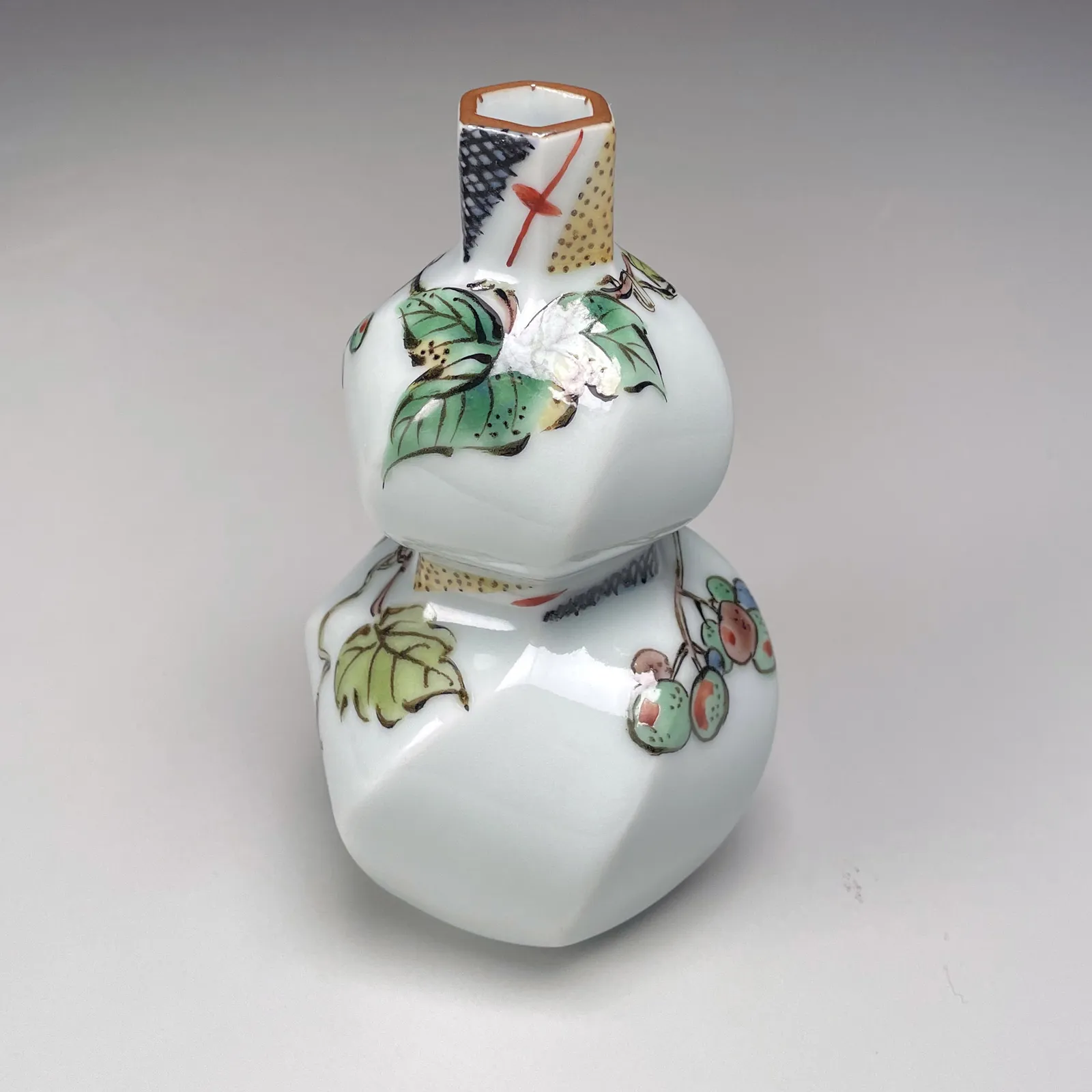 FUJIMOTO YOSHIMICHI (NŌDŌ), Grape-patterned gourd-shaped twisting tokkuri (sake flask), ca. 1980