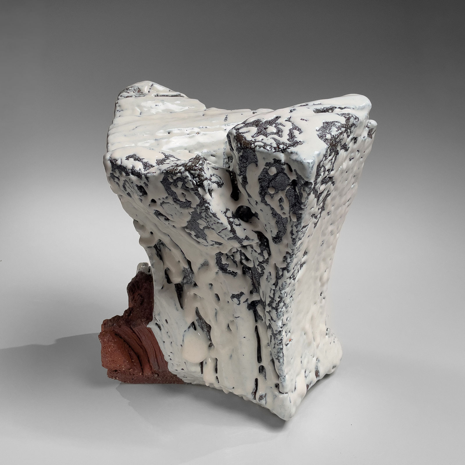 MIWA KAZUHIKO (KYŪSETSU XIII), Thickly walled standing sculptural vessel, 2023