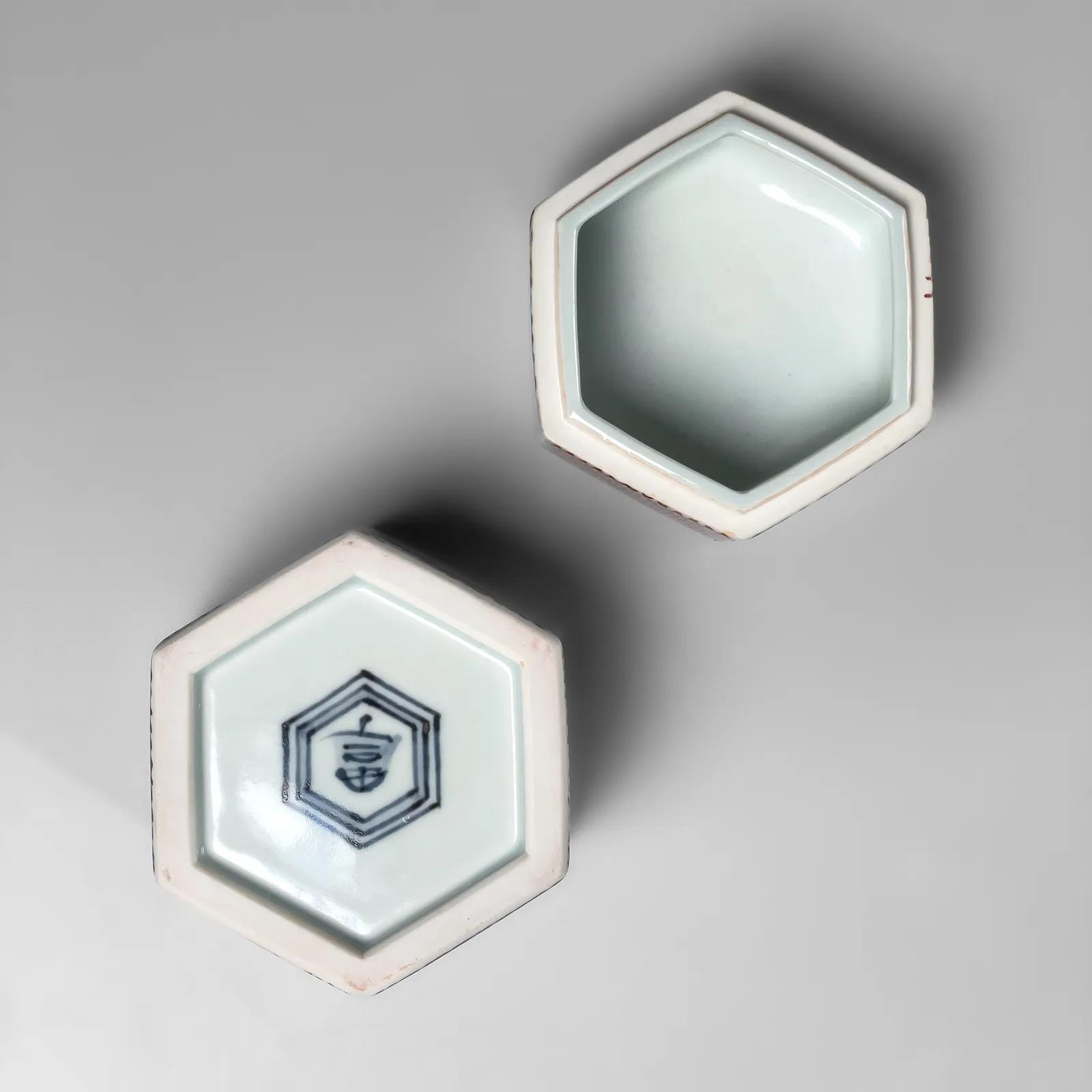 TOMIMOTO KENKICHI, Iro-e (enamel overglaze) hexagonal covered box with landscape motif of “Rain on the Yamato River”, 1960