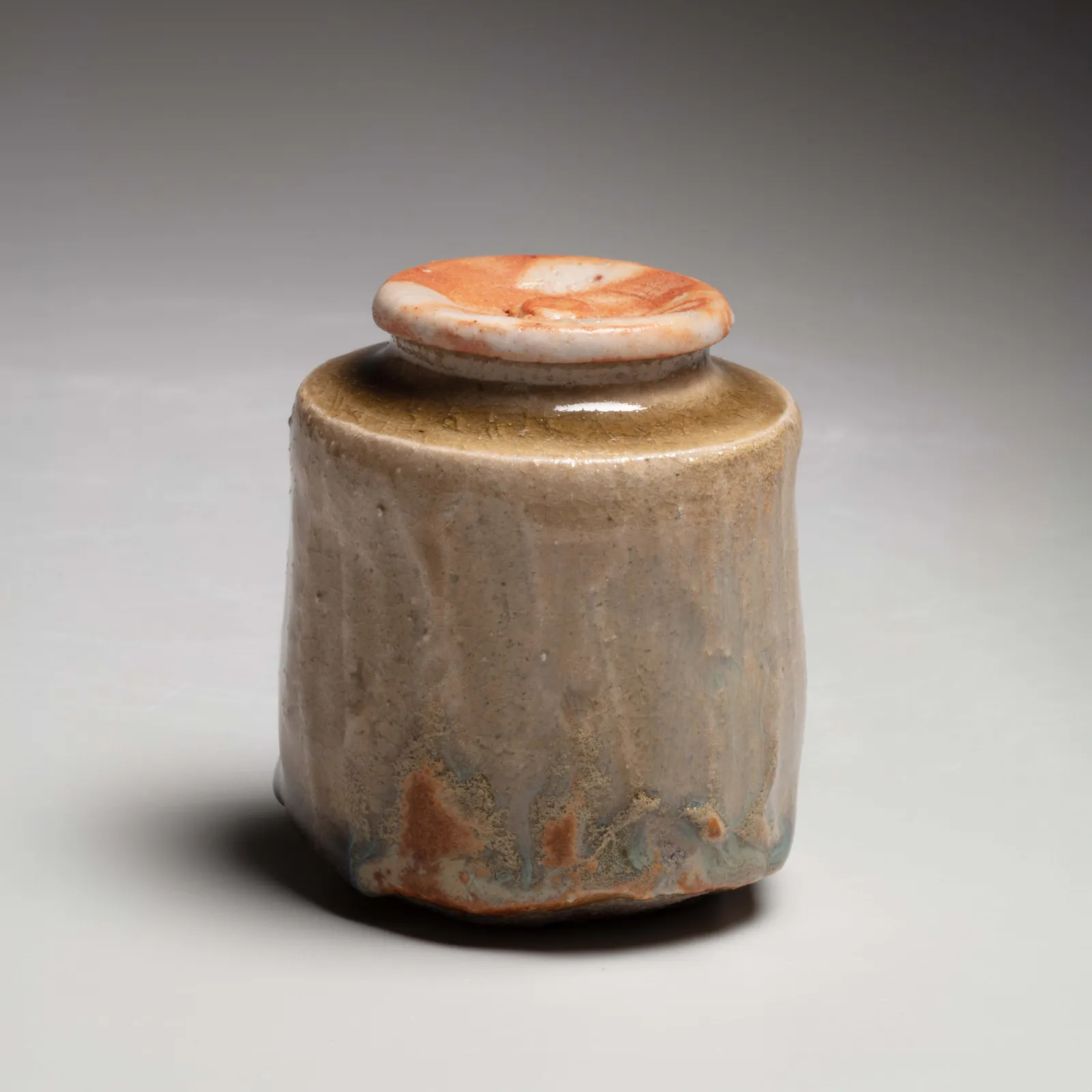 ARAKAWA TOYOZŌ, Ki Seto (yellow Seto) faceted tea caddy with round shino cover, ca. 1970