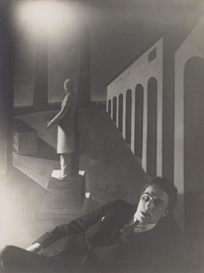 Man Ray, André Breton devant un tableau de Giorgio de Chirico, 1922