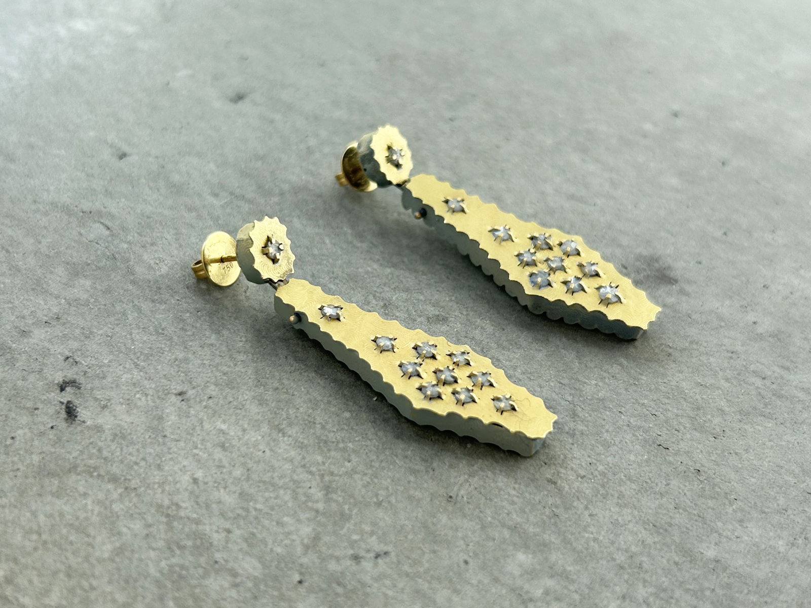 Helen Britton, Crinkly Crackly Glittery Goldy, 2015