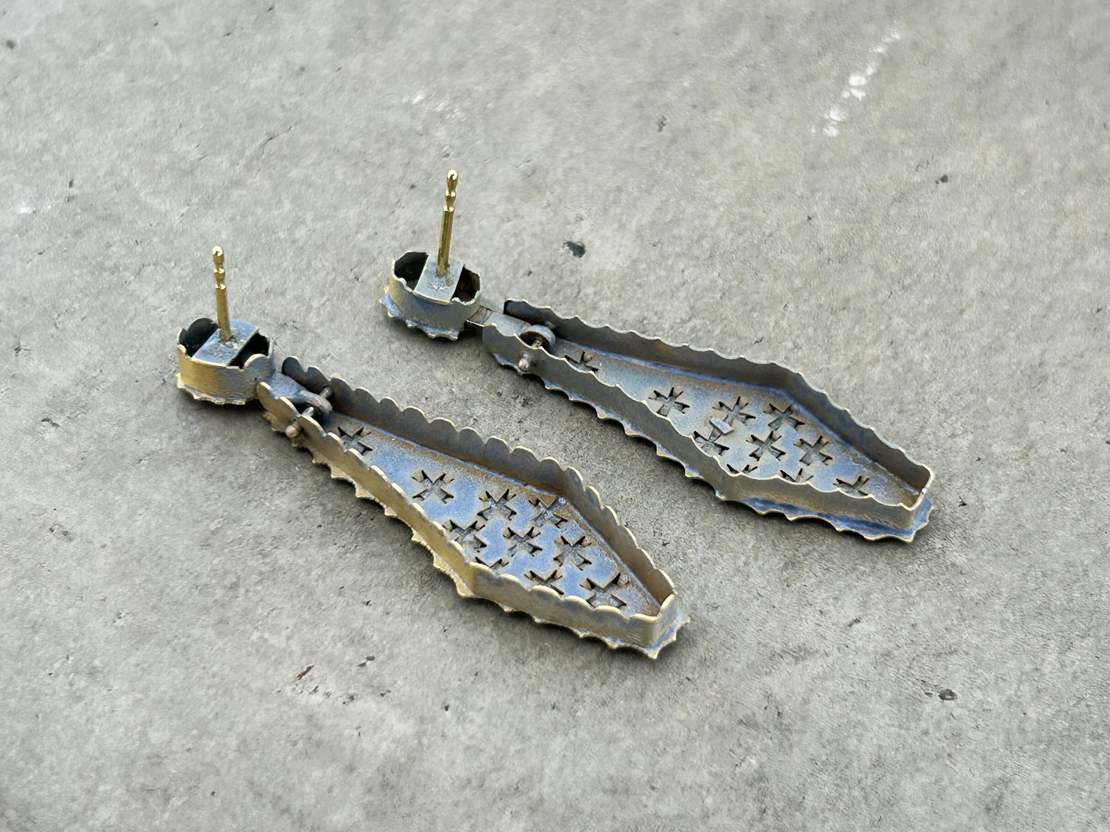 Helen Britton, Crinkly Crackly Glittery Goldy, 2015