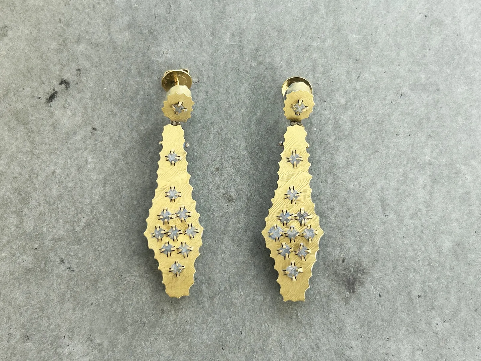 Helen Britton, Crinkly Crackly Glittery Goldy, 2015