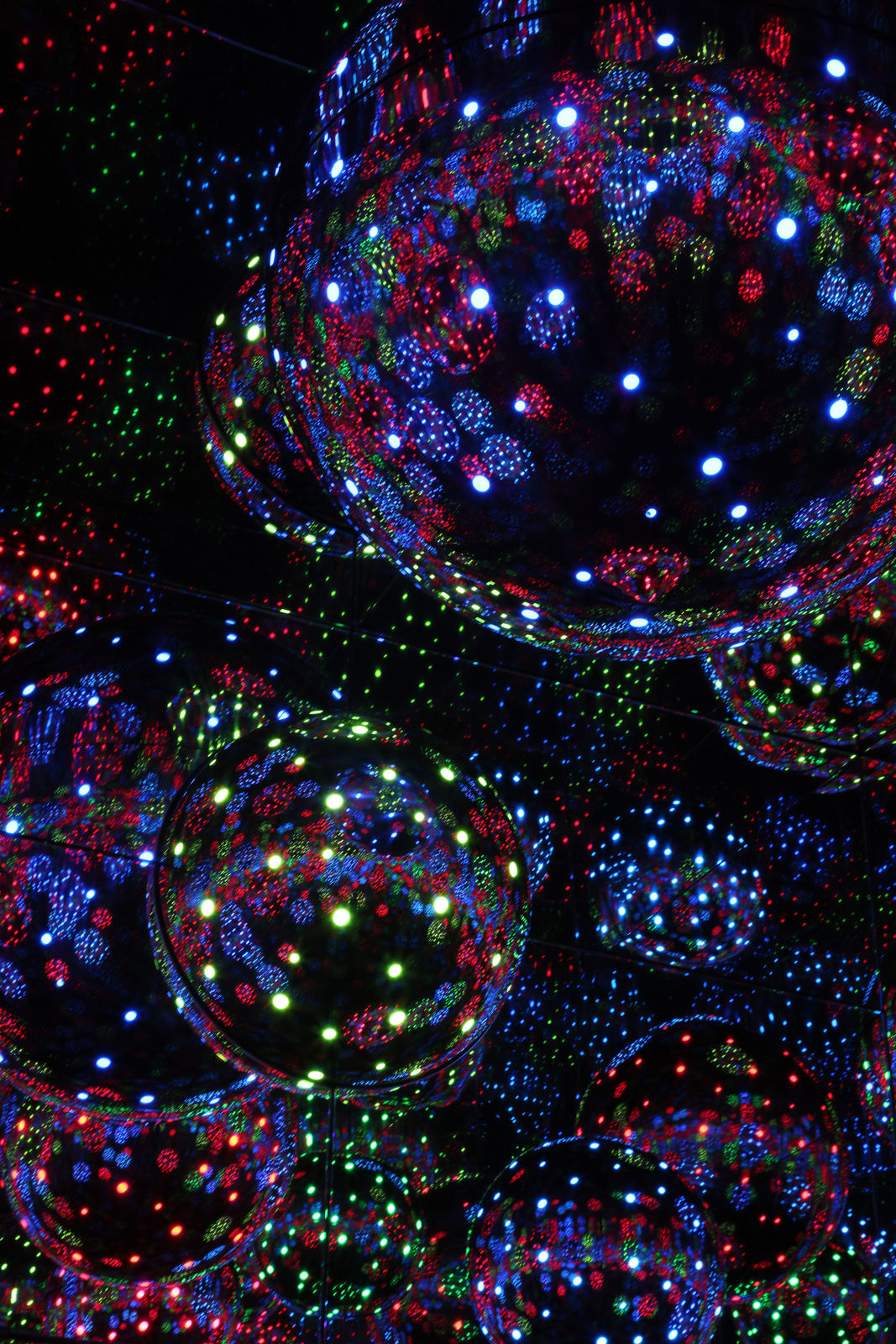 Yayoi Kusama, Infinity Mirrored Room - My Heart Is Filled to the Brim with Sparkling Light, 2024