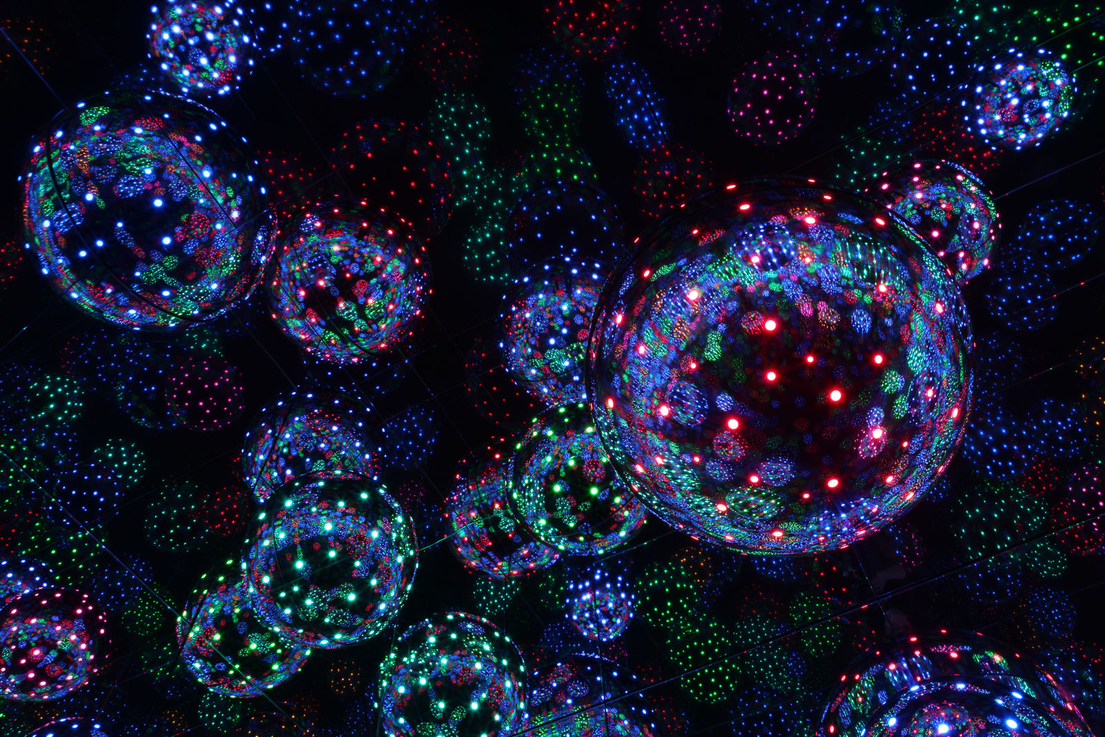 Yayoi Kusama, Infinity Mirrored Room - My Heart Is Filled to the Brim with Sparkling Light, 2024