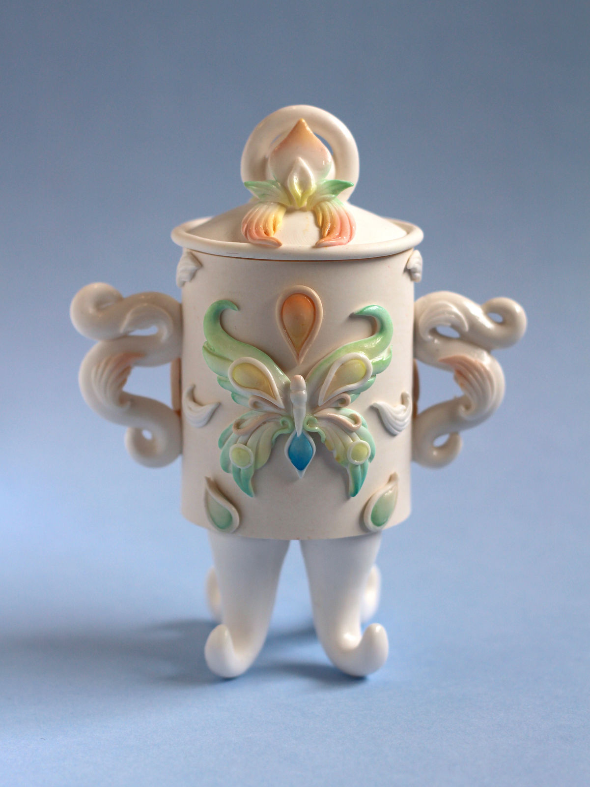 Hannah Lim, Pearl Moth Snuff Bottle, 2024