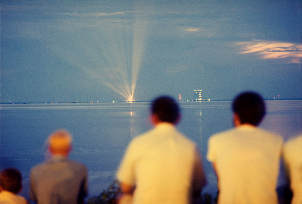David Burnett, Crowd looking out to the water at light, 1969