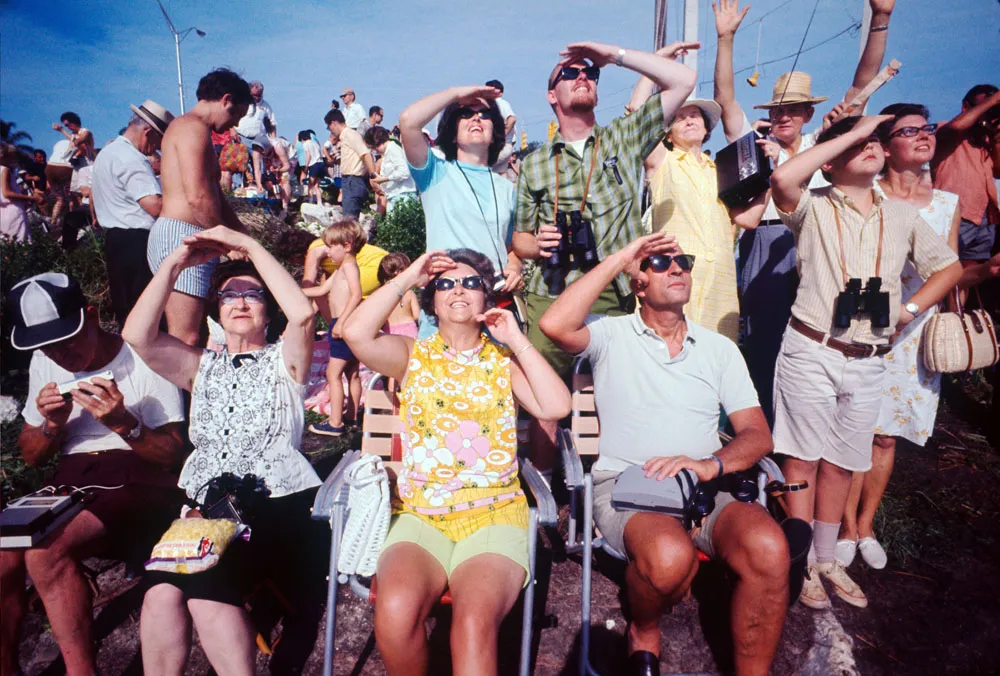 David Burnett, Crowd gathered watching Apollo Xl, 1969