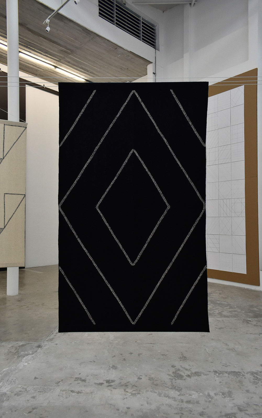 Felipe Mujica, Soltaré cien conejos y usted verá cómo le hace para juntrlos todos (Curtain 8), 2022