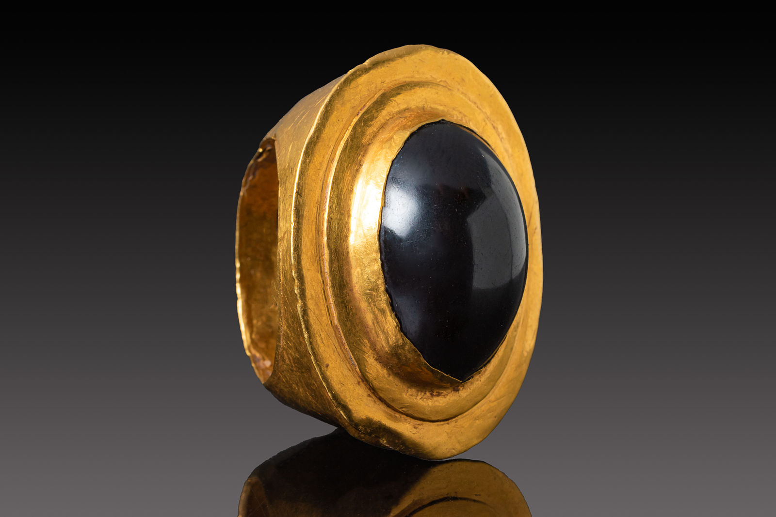 A Hellenistic Cabochon Garnet Gold Ring, Ca. 300 BC