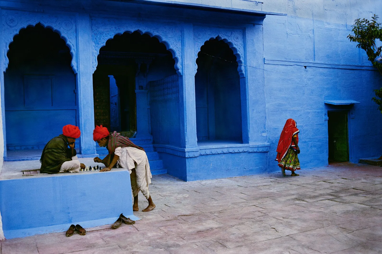 Steve McCurry, Men Playing Chess, India, 1996 (Printed 2020)
