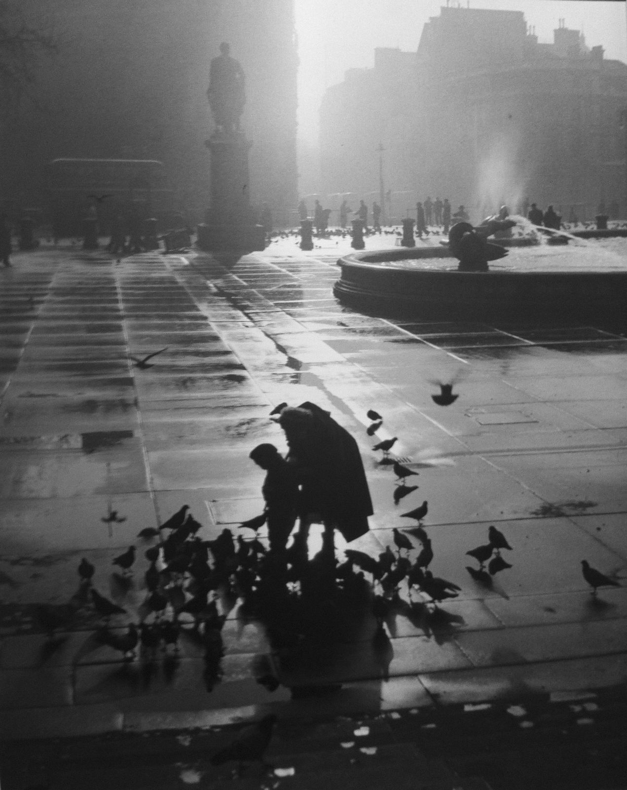 Wolfgang Suschitzky, London, Trafalgar Square, (Mother and Son w/ Birds), 1951