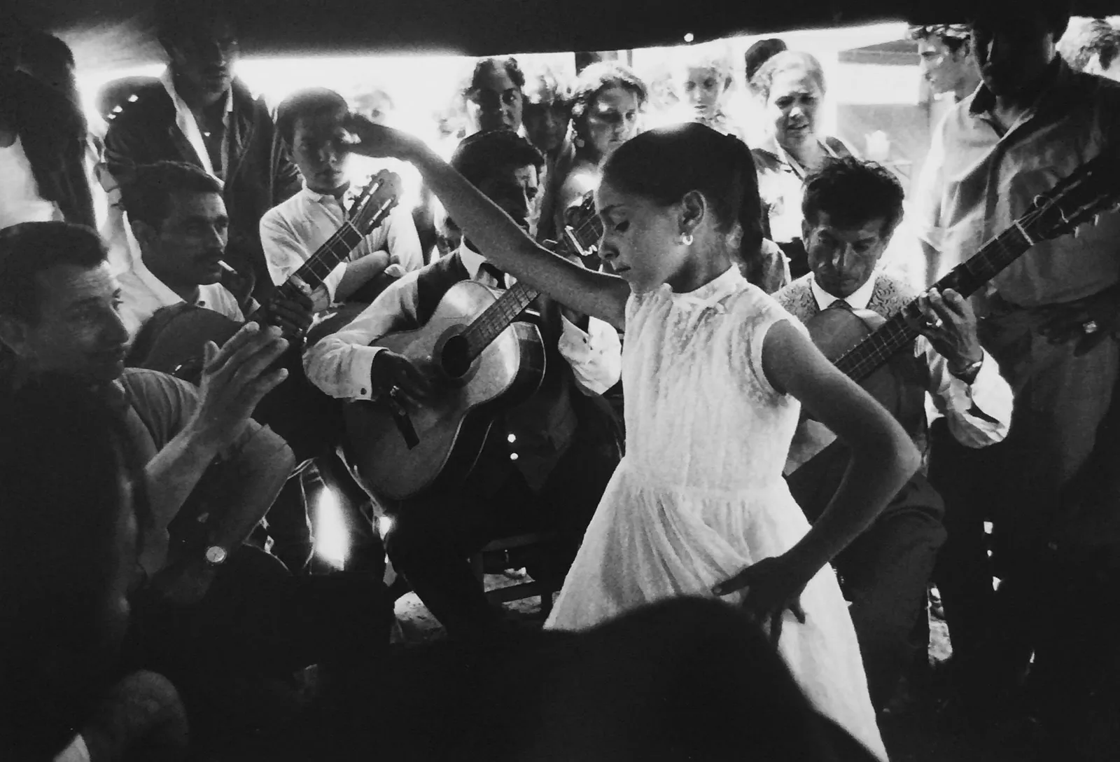 Sabine Weiss, Petite gitane et Manitas de Plata, Saintes-Maries-de-la-mer, 1960