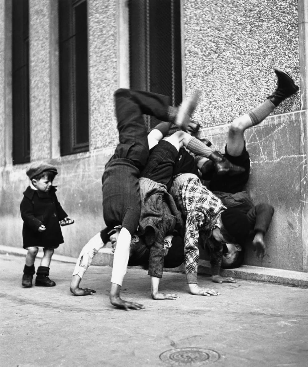 Robert Doisneau, Les Pieds Au Mur, 1934