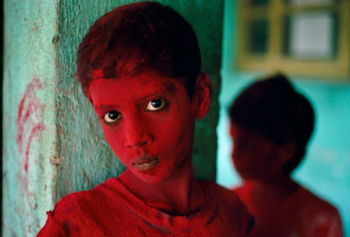 Steve McCurry, Red Boy, Bombay, India, 1996