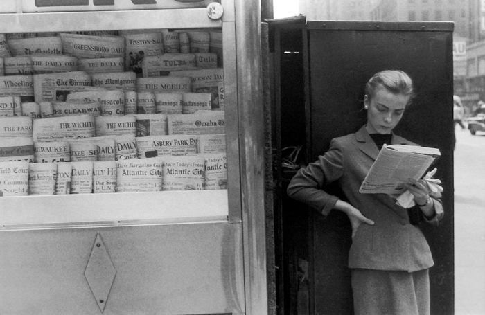 Louis Stettner, Elbowing Out of Town, News Stand, New York, 1954