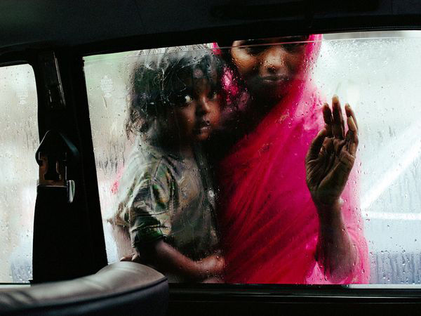 Steve McCurry, Mother and Child at Car Window, Bombay, India, 1993/ Printed later