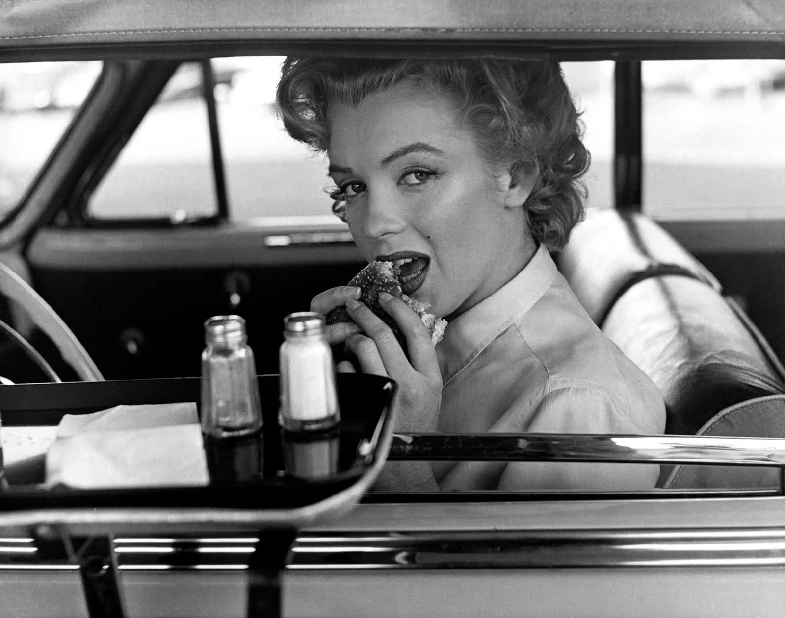 Philippe Halsman, Marilyn Monroe, Hamburger, 1952