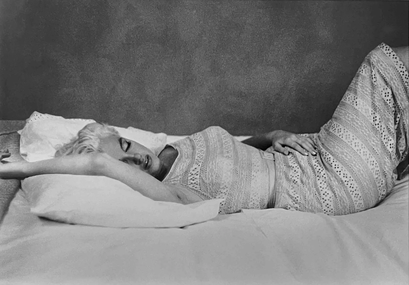 Eve Arnold, Marilyn Resting Before a Speech, Illinois, 1955
