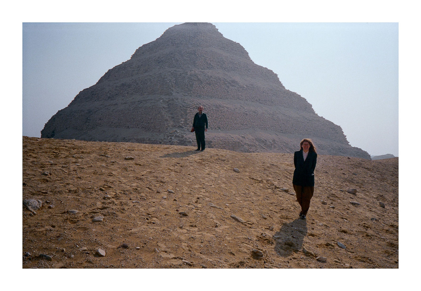 Phyllis Lambert, Alex Tzonis and Liane Lefaivre, Pyramid of Dsojer, Saqqara, Giza, Egypt, 1988 (imprimée / printed 2023)