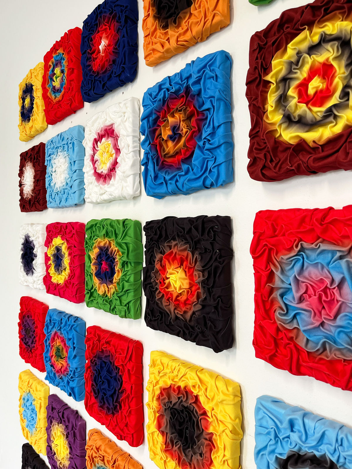 Antoine Peters, Soft Gradient Dot - Red Family