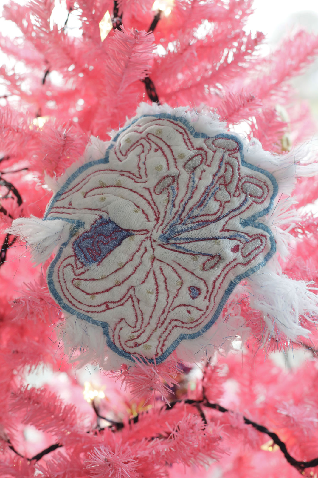 Lola van Praag, Broche L