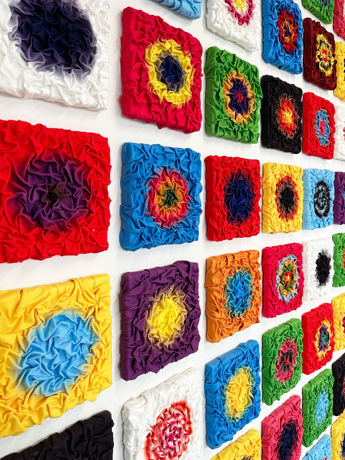 Antoine Peters, Soft Gradient Dot - Red Family