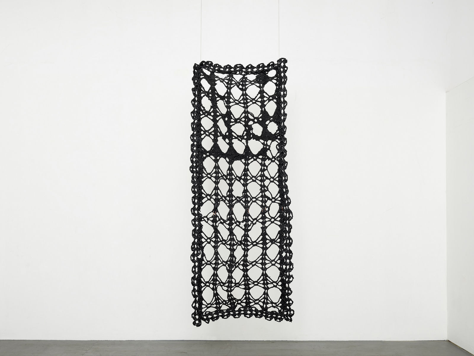 ektor garcia, tejido aluminio negro, 2025