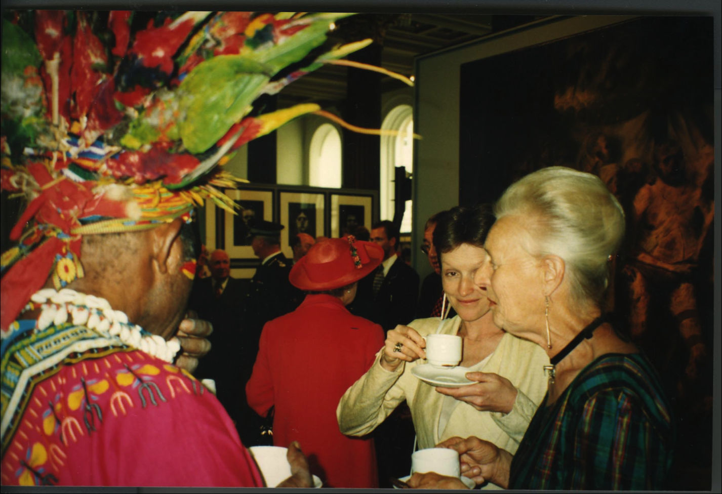 Mathias Kauage, Mathias Kauage at the opening of the Glasgow Museum of Fine Art in 1996