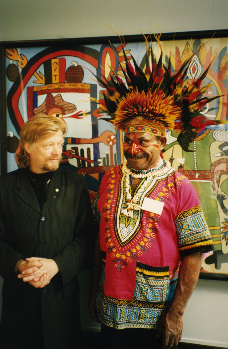 Mathias Kauage, Mathias Kauage with Steven Campbell at the opening of the Glasgow Museum of Fine Art in 1996