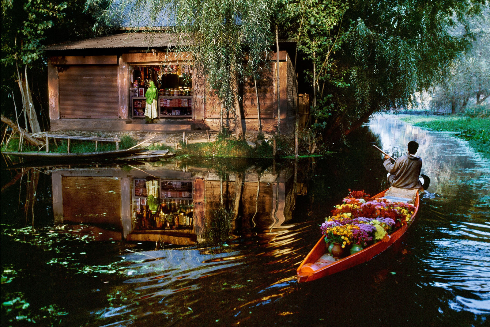 Steve McCurry, Flower Vendor on Dal Lake, Kashmir, India, 1999