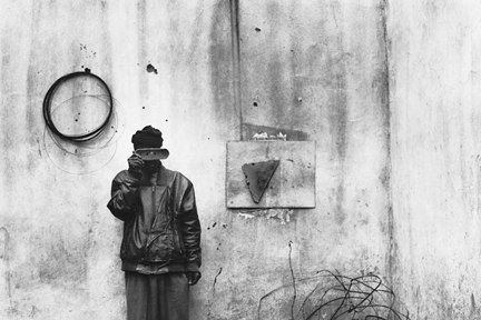 Roger Ballen, Courtyard View, 2001