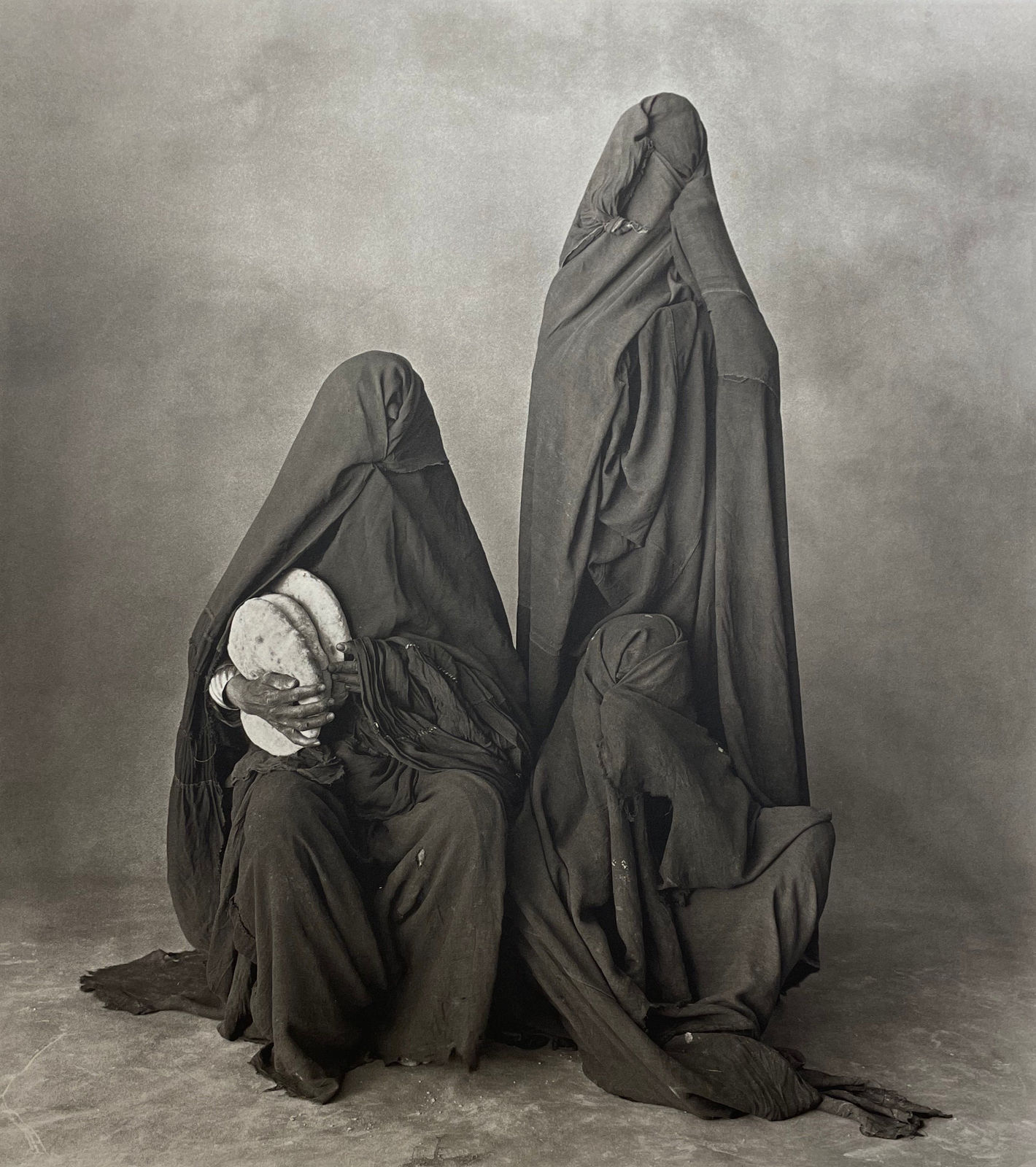 Irving Penn, Three Rissani Women with Bread, 1971/1978