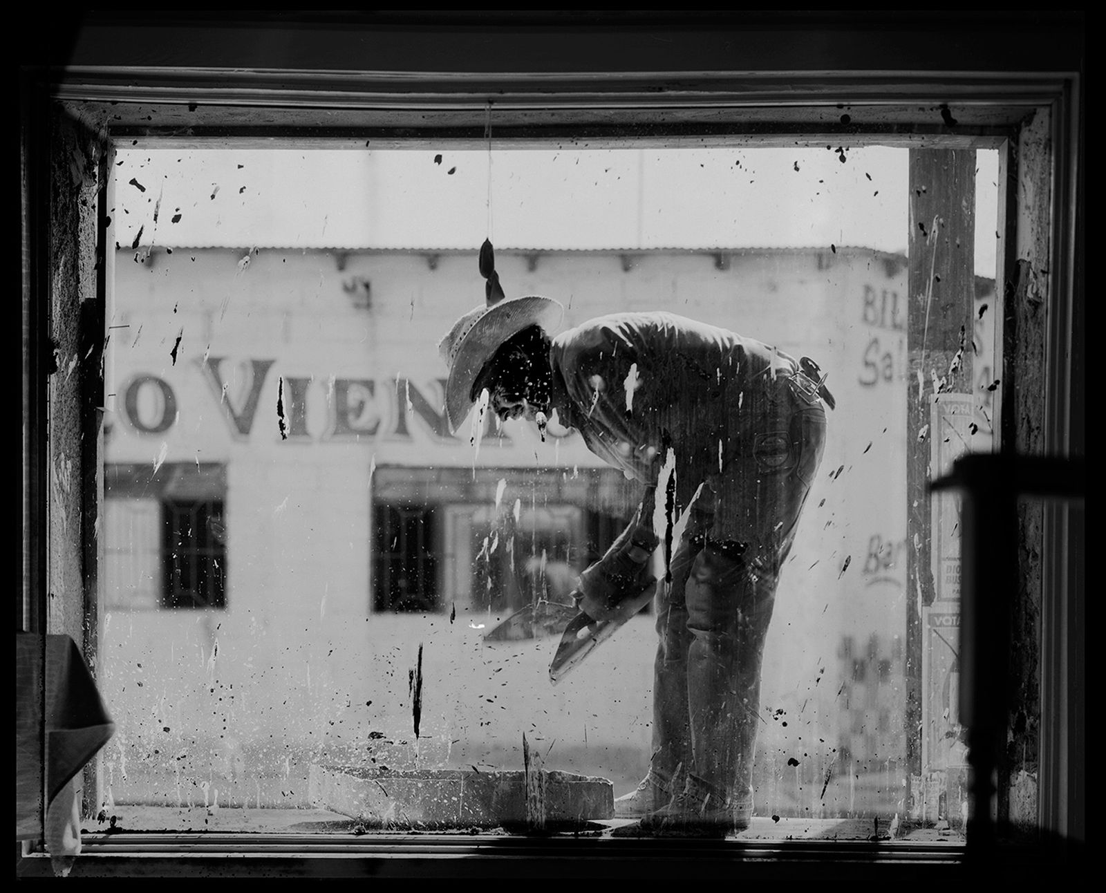 Max Aguilera-Hellweg, El Trabajador en la Ventana, Ciudad Acuna, 1989