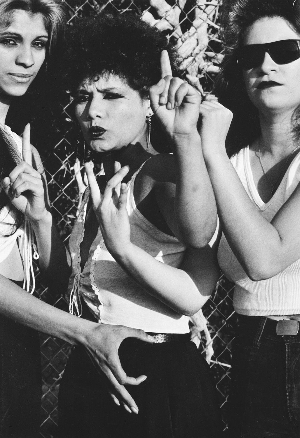 Graciela Iturbide, Rosario, Cristina y Liza, White Fence, East Los Angeles, 1986